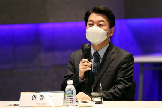 14일 안철수 국민의당 대선후보가 경기도 시흥시 마팔 하이테코 본사에서 열린 숙련기술인총연합회 간담회에서 인사말을 하고 있다. 연합뉴스.